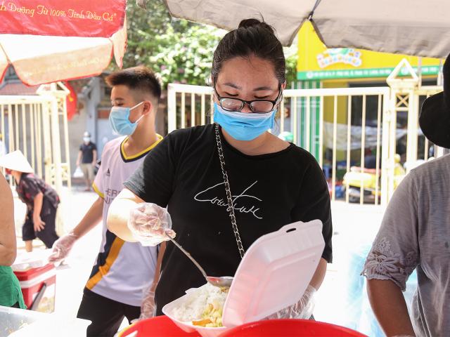 Tin tức trong ngày - Nấu hàng trăm suất cơm phát miễn phí cho người lao động nghèo ở Hà Nội