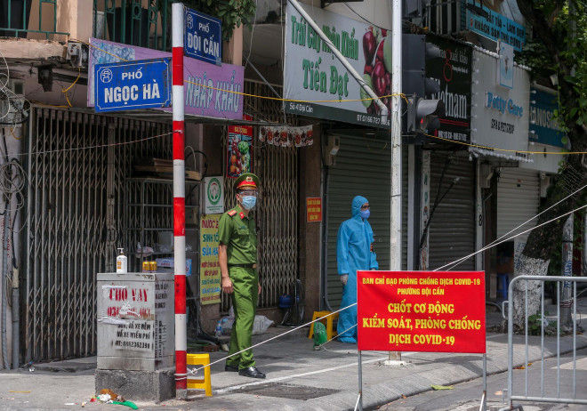 Lực lượng chức năng túc trực 24/24 giờ tại điểm phong toả