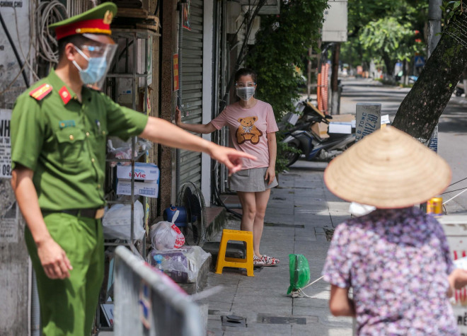 Tất cả người dân ở bên trong khu phong toả hay ngoài khu vực cách ly, khi đến đây, lực lượng chức năng đều hướng dẫn điểm tập kết nhu yếu phẩm, hàng hoá...