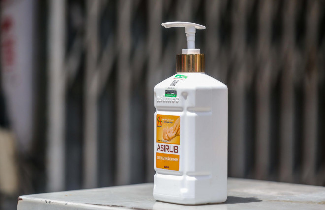 Lọ xịt khuẩn được đặt ngay ở bàn tập kết nhu yếu phẩm.