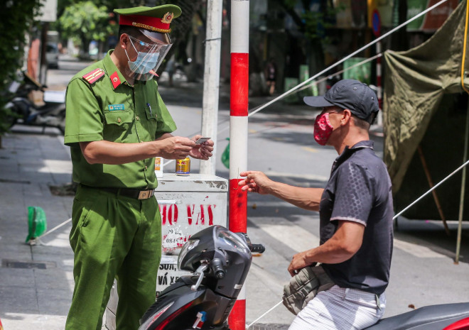 Lực lượng chức năng kiểm tra thông tin cá nhân để xác định người này có phải trong khu vực phong toả hay không. Những người này nếu vào bên trong sẽ không được ra ngoài cho đến khi có thông báo mới.