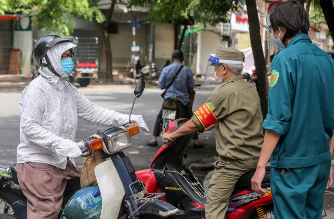 Người phụ nữ này đang xin lực lượng chức năng vào để nộp thuế, song đã bị từ chối vì khi vào bên trong sẽ không được ra ngoài nữa.