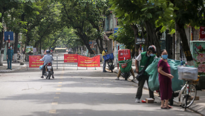 Tại một điểm phong toả khác ở số nhà 129 phố Đội Cấn.