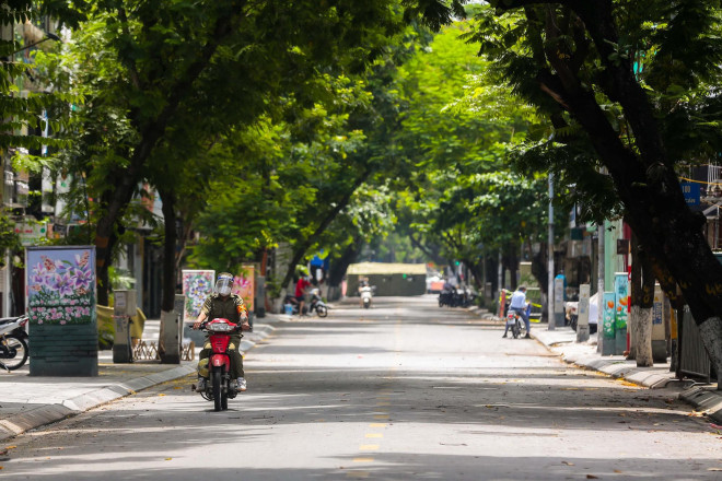 Lực lượng chức năng thường xuyên đi tuần tra từ số nhà 1-129 phố Đội Cấn để nhắc nhở người dân phải vào nhà, không được ra ngoài đường.