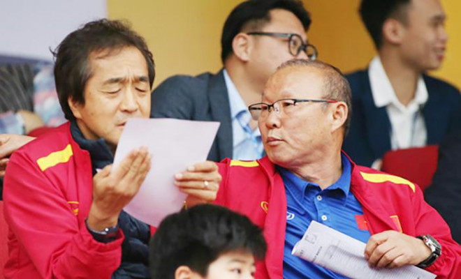 &nbsp;Huấn luyện viên Park Hang-seo và trợ lý Lee Young-jin. Ảnh: VFF