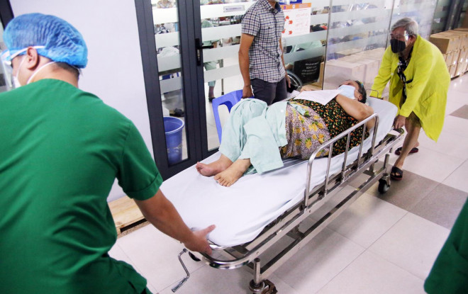 Ngày 13/8, bệnh viện bố trí cho gần 300 bệnh nhân đang chạy thận nhân tạo tiêm vaccine phòng COVID-19.