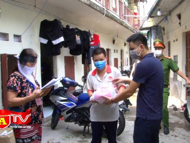 Video - Chia sẻ khó khăn với sinh viên, người lao động nghèo trong mùa dịch