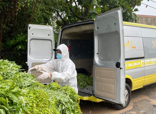 Nhóm thiện nguyện tất bật bốc dỡ hàng để kịp chuyển đến tay bà con