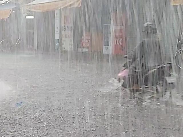 Tin tức trong ngày - Thời tiết cuối tuần: Miền Bắc hứng mưa lớn, miền Trung nắng nóng giảm nhiệt