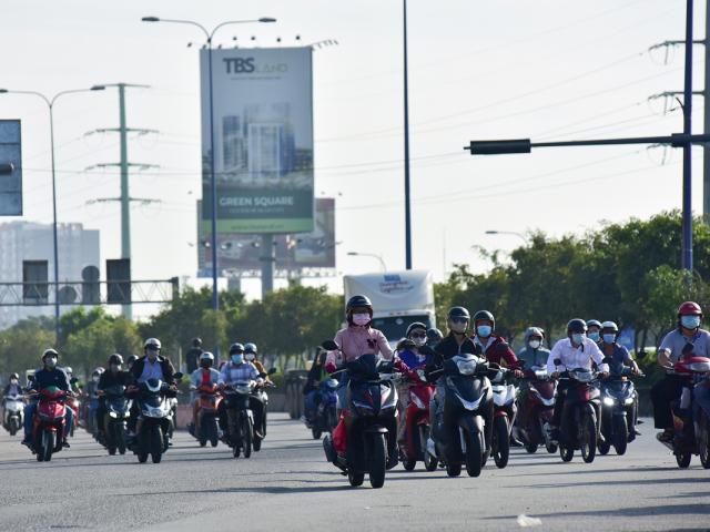 Tin tức trong ngày - Xe cộ đông đúc trên nhiều tuyến đường ở TP.HCM