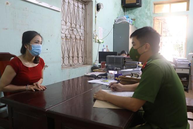 Nguyễn Thị Nga làm việc với công an - Ảnh: Công an cung cấp