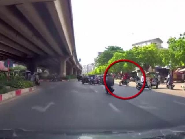 Tin tức trong ngày - Clip: Vội vài giây, nam shipper rước họa vào thân và hành động đẹp của 3 tài xế