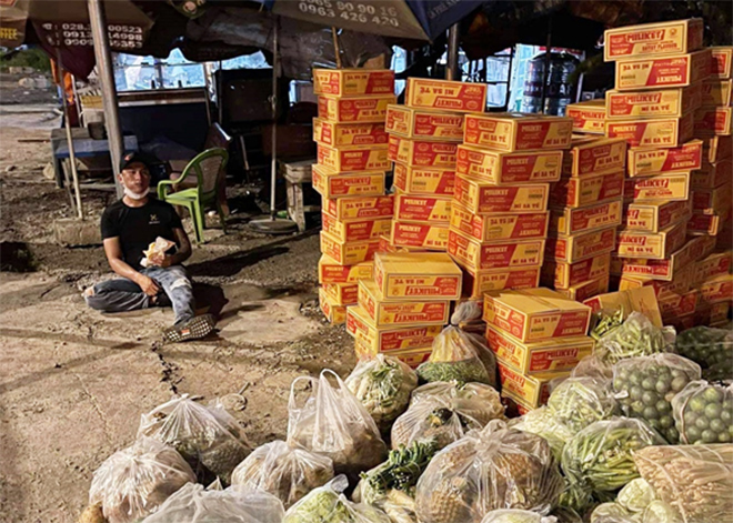 Những bữa ăn vội vàng cho kịp chuyến hàng không còn là điều quá xa lạ với những thành viên trong đội