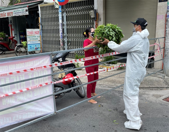 Hàng viện trợ chủ yếu là rau xanh, gạo, trứng và được chuyển đến trong ngày cho người dân tại điểm cách ly