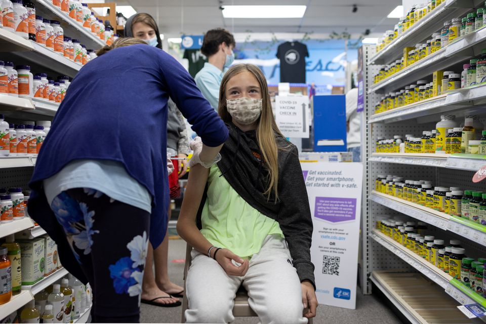 Abby Oplinger, 13 tuổi, được tiêm vaccine Covid-19 sau khi bang&nbsp;Pennsylvania cho phép tiêm vaccine cho người trên 12 tuổi.