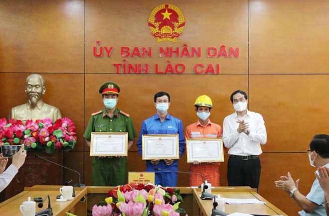 Chủ tịch UBND tỉnh Lào Cai Trịnh Xuân Trường trao Bằng khen cho các tập thể, cá nhân. Ảnh: Báo Lào Cai.