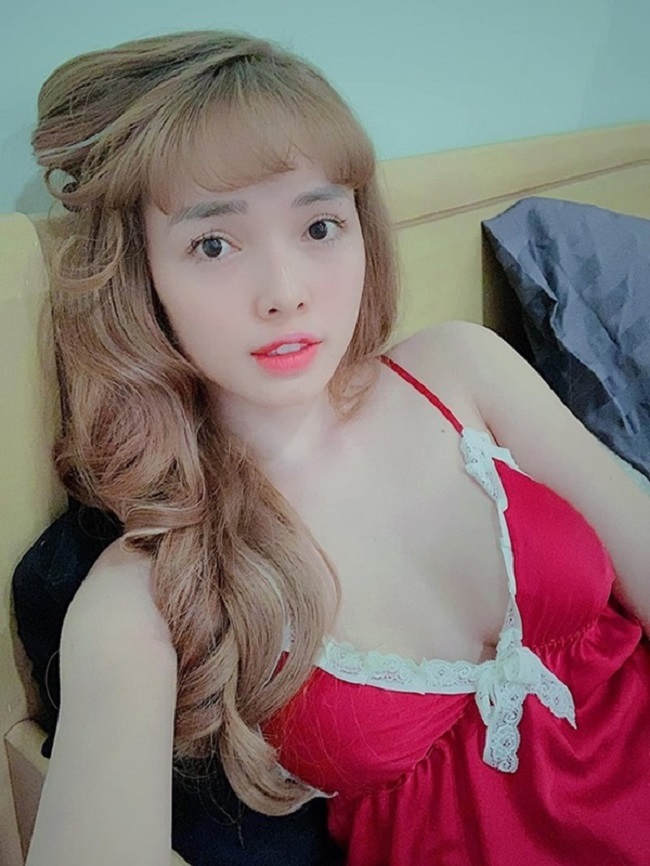 Dù vậy, vốn theo đuổi phong cách sexy, quyến rũ nên Việt Huê không ngại mặc đồ hở bạo khi livestream.
