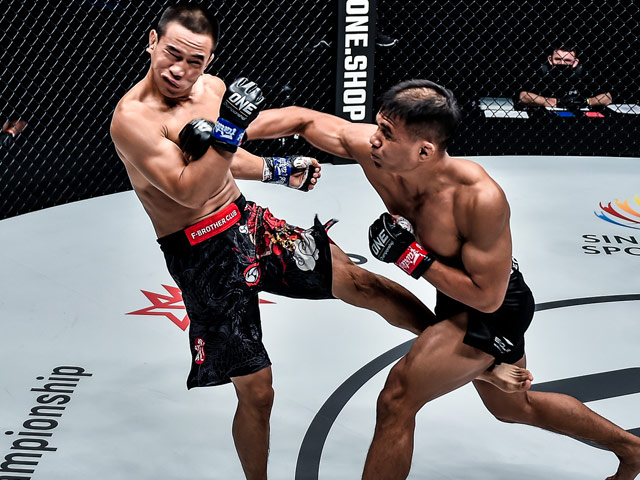 Thể thao - Võ sĩ Trung Quốc bị đấm móp cả mặt, bất tỉnh rời sàn chỉ sau 10 giây