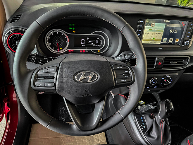 Ảnh thực tế Hyundai Grand i10 hatchback tại đại lý, có giá bán 435 triệu đồng - 8