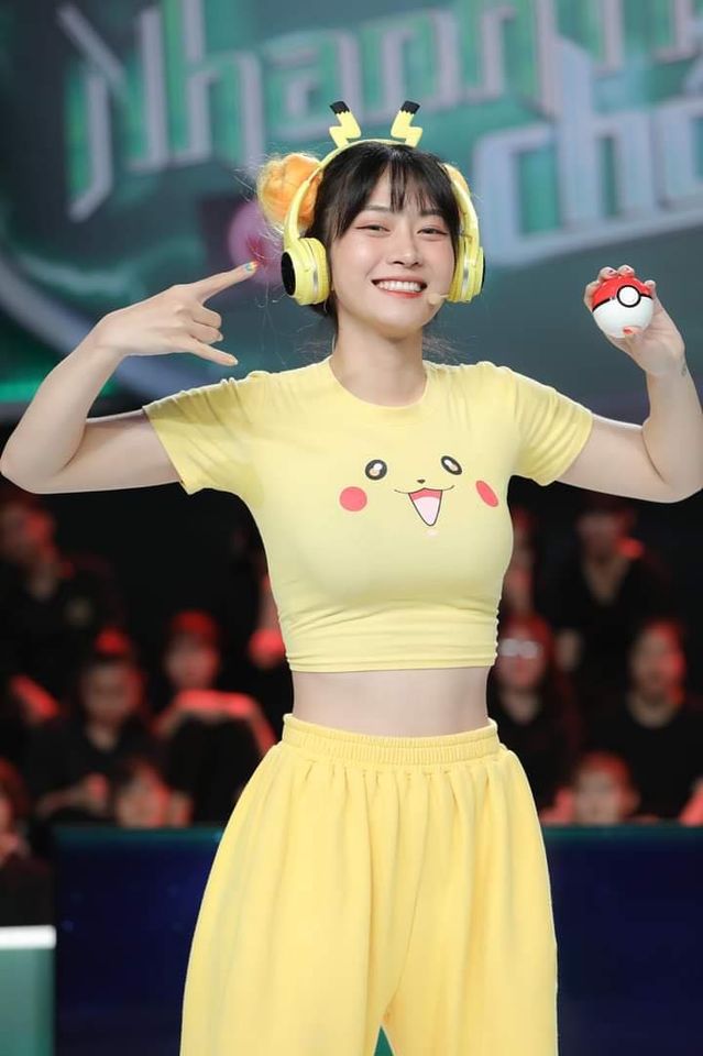 Lê Bống với chiếc áo pikachu bị dân mạng chỉ trích.