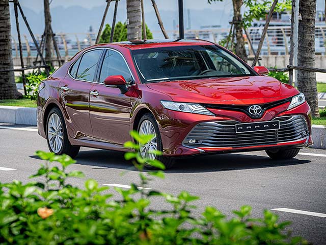 Ô tô - Giá xe Toyota Camry lăn bánh tháng 8/2021