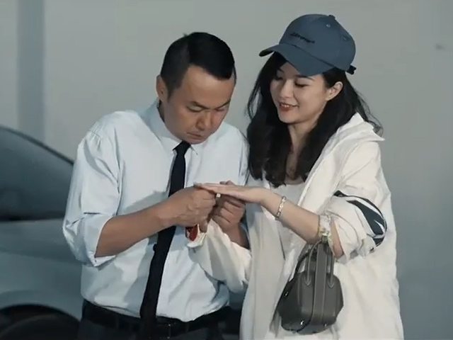 Cười 24H - Hành động bất ngờ của chàng trai khi bắt gặp người yêu cũ có người mới