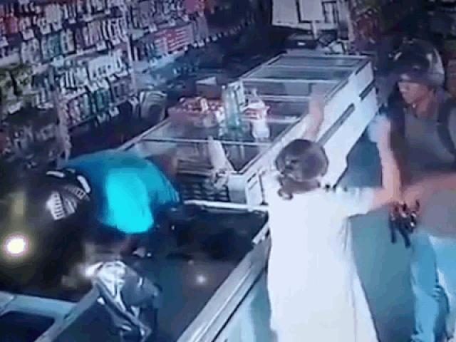 Media - Clip: Đi cướp gặp cụ bà nhiệt tình cho tiền, tên cướp phản ứng bất ngờ