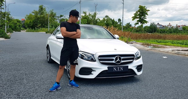 Hồi năm 2019, YouTuber trẻ tuổi này đã chi tiền mua mẫu xe sang Mercedes-Benz E350 AMG.
