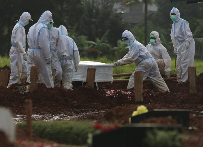 Chôn cất người chết vì COVID-19 ở Indonesia. Ảnh: AP
