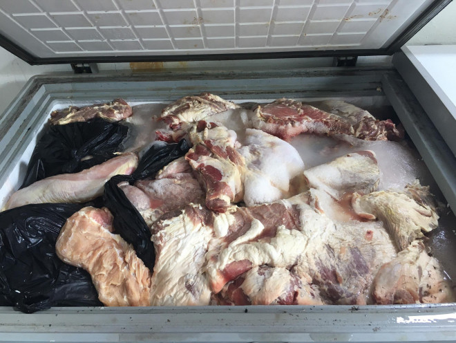 Tổng cục QLTT cho biết, lực lượng chức năng tỉnh Thái Nguyên vừa bắt quả tang 1 cơ sở kinh doanh tập kết số lượng lớn sản phẩm thịt lợn nghi ngờ bị nhiễm bệnh để kiếm lời.