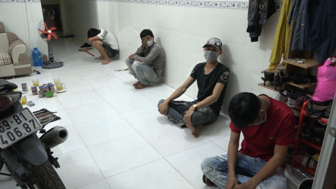 4 thanh niên tụ tập ăn nhậu trong phòng trọ với 1 cô gái