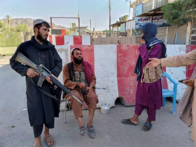 Taliban chốt tại điểm kiểm soát ở TP Farah - Afghanistan ngày 11-8. Ảnh: Reuters