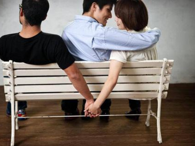 Bạn trẻ - Cuộc sống - Chồng cũng thương, bồ cũng thích, nên chọn chồng hay chọn bồ?