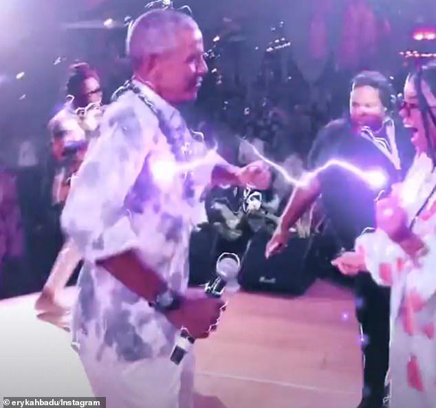 Ông Obama không đeo khẩu trang và nhảy múa tại bữa tiệc. Ảnh: Instagram