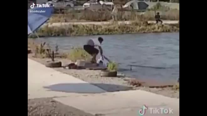 Đang bế con trai đầy ngọt ngào, bố đột nhiên buông tay làm đứa trẻ ngã xuống đất