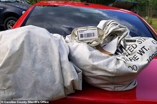 2 chiếc túi chứa số tiền khủng bị bỏ rơi trên đường (Ảnh Dailymail)