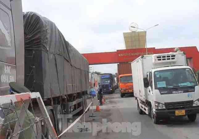 Vào chiều 13/8 và trưa 14/8, tại các cửa ngõ vào địa phận Bình Dương như đường Quốc lộ 1A đoạn vào khu công nghiệp Sóng Thần (TP Dĩ An, Bình Dương, Quốc lộ 1K, ĐT 743 (TP Dĩ An)… đều xảy ra tình trạng ùn tắc giao thông kéo dài. Trong ảnh: Cổng vào khu công nghiệp Sóng Thần bị ùn ứ