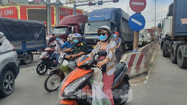 Khu vực ngã tư giao nhau giữa đường ĐT 743 và ĐT 743B ùn tắc