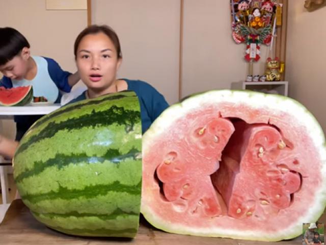 Thị trường - Tiêu dùng - Nữ Youtuber người Việt ở Nhật mua quả dưa hấu "khủng" nặng 56kg, tiết lộ giá gây "sốc"