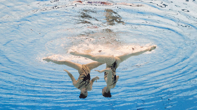 Trang phục trùng màu da (nâu) khiến cặp đôi bơi nghệ thuật Nga như chỉ khoác lên người những chiếc dây