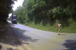 Clip: Lái xe container "thông chốt" kiểm dịch COVID-19, 2 lần bỏ chạy...