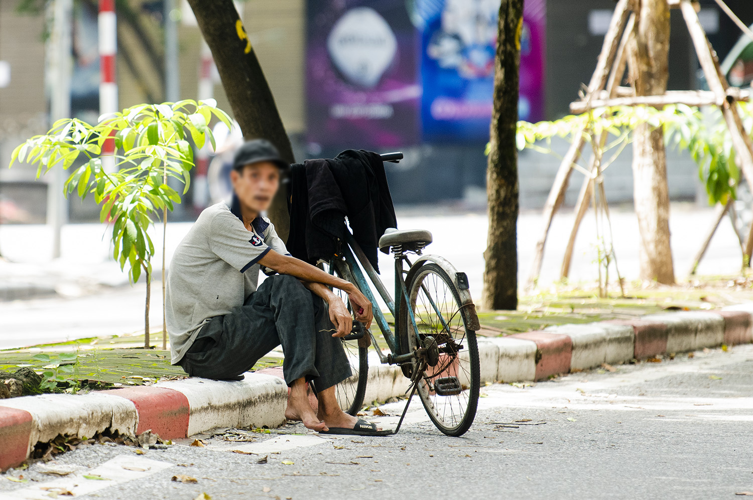 Ảnh: Hà Nội giãn cách ngày thứ 22, nhiều người vi phạm quy định phòng dịch khi ra đường - 2