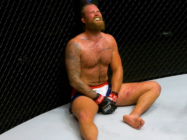 Thể thao - Võ sĩ khổng lồ đau đớn vì bị trúng “chỗ hiểm”, bất ngờ được xử thắng