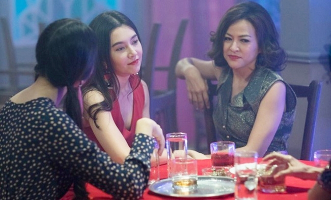 Bella Ranee (Ranee Campen) khiến nhiều người bất ngờ khi đóng vai gái ngành trong phim Lồng nghiệp chướng (2019). Phim kể về cô gái làng chơi Renu dùng nhan sắc để kiếm kế sinh nhai.
