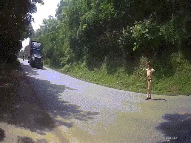 Pháp luật - Clip: Lái xe container "thông chốt" kiểm dịch COVID-19, 2 lần bỏ chạy chống đối công an