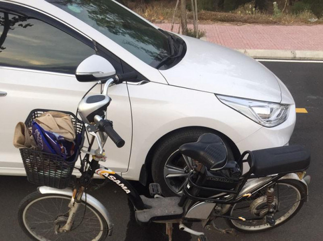 Chiếc ô tô của ông H. và xe đạp điện của bà L. bị lực lượng chức năng phát hiện ra đường không cần thiết. Ảnh: CA