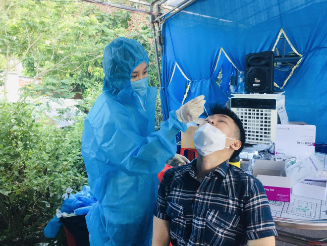 Nhân viên y tế Bình Định lấy mẫu xét nghiệm test nhanh kháng nguyên SARS-CoV-2 cho người dân