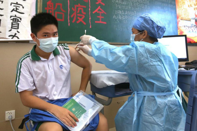 Học sinh phổ thông được tiêm chủng tại Quảng Đông, Trung Quốc vào tháng 7. Ảnh: China Daily