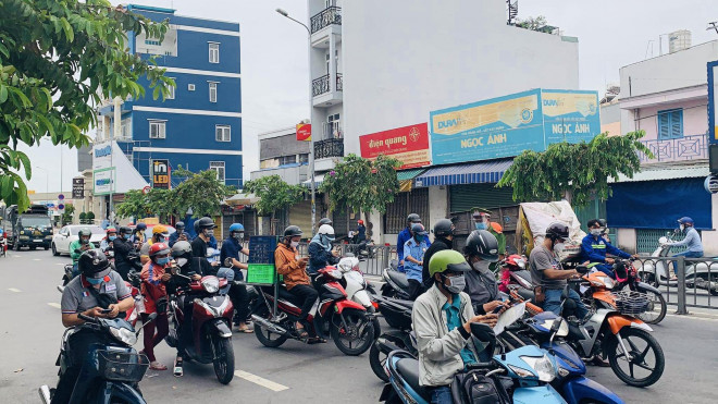 Người dân tập trung đôn tại chốt kiểm soát trên đường Phan Văn Trị, quận Gò Vấp