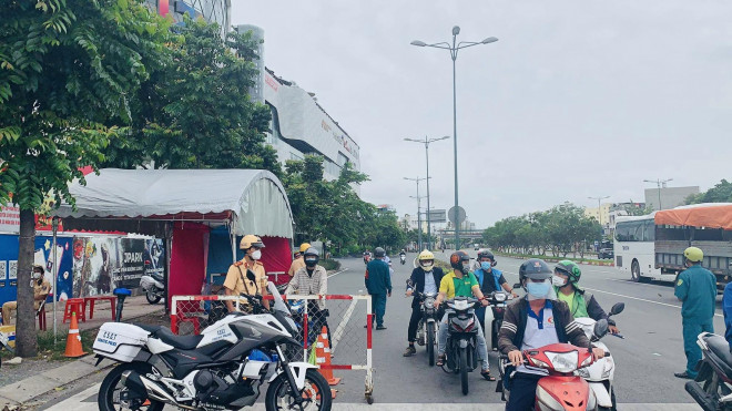 Chốt kiểm soát trên đường Phạm Văn Đồng, TP Thủ Đức sáng nay (15-8)